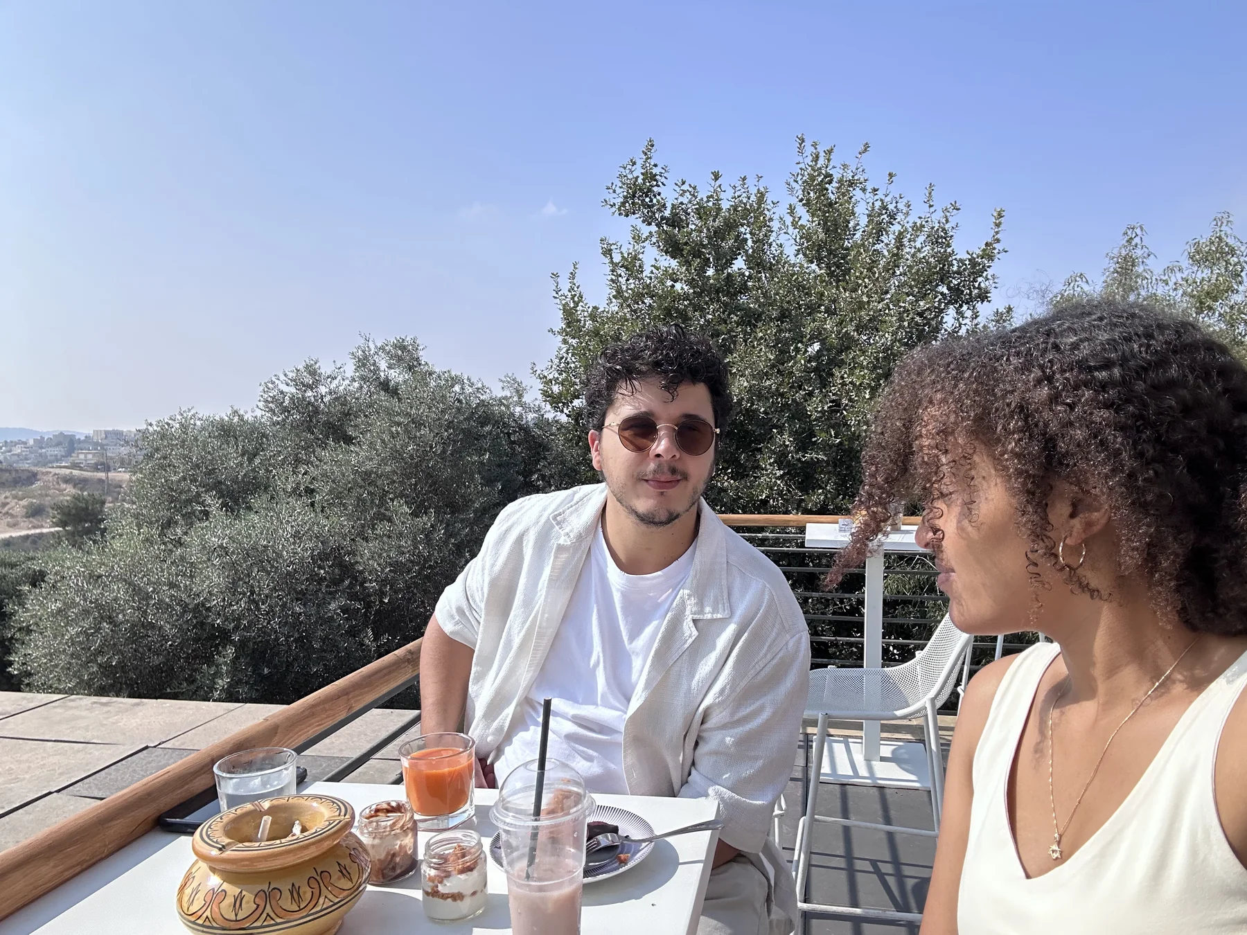 שגיא וירושלים בארוחה בחוץ